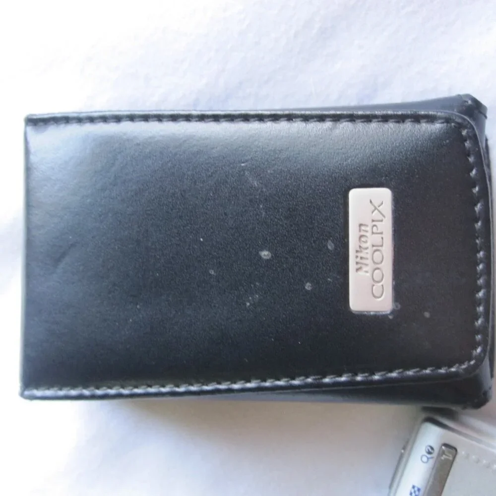 Nikon Coolpix s200 Digital Camera, 7.1mp with leather case